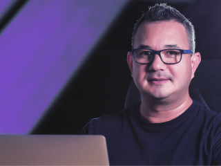 Rogério Bezerra, colaborador da Yampi Imagem de Rogério Bezerra, colaborador da Yampi.
Rogério é branco, tem cabelo curto, liso e grisalho e usa óculos quadrado preto.